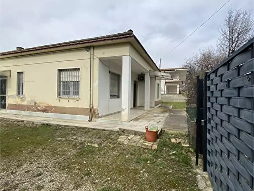 Immagine 1 di Villa in vendita  a Cepagatti
