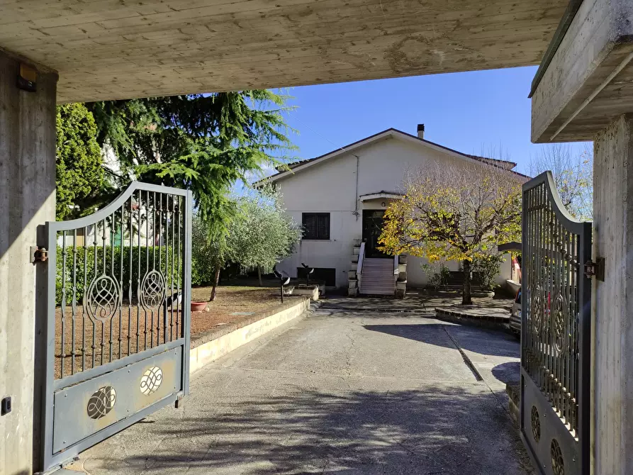 Immagine 1 di Villa in vendita  a Rosciano