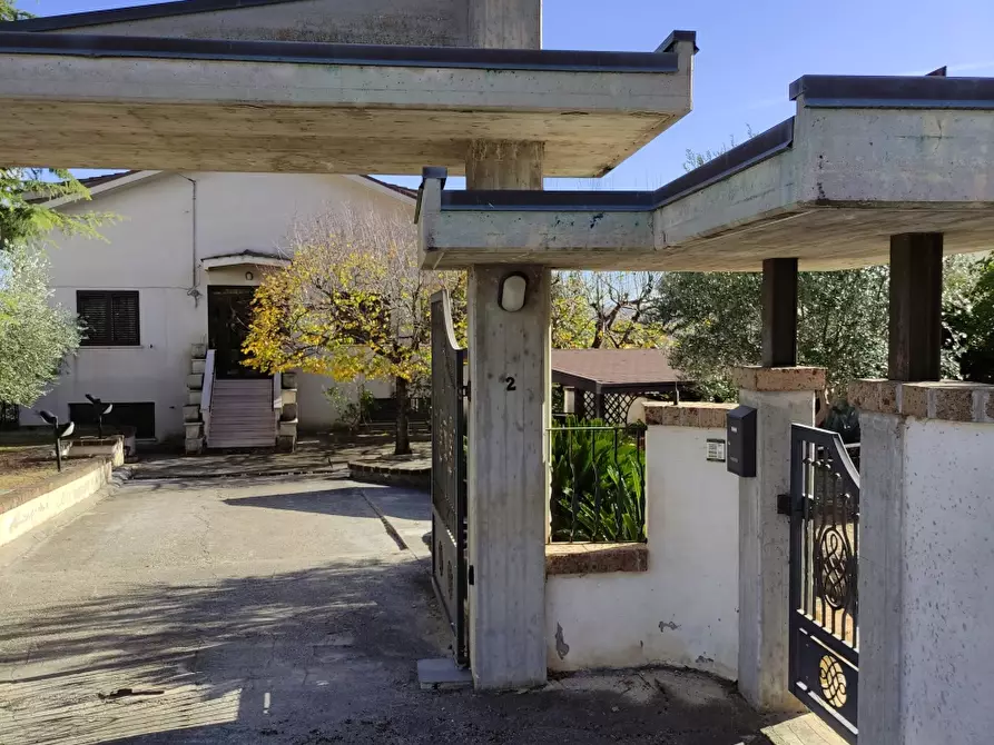 Immagine 2 di Villa in vendita  a Rosciano