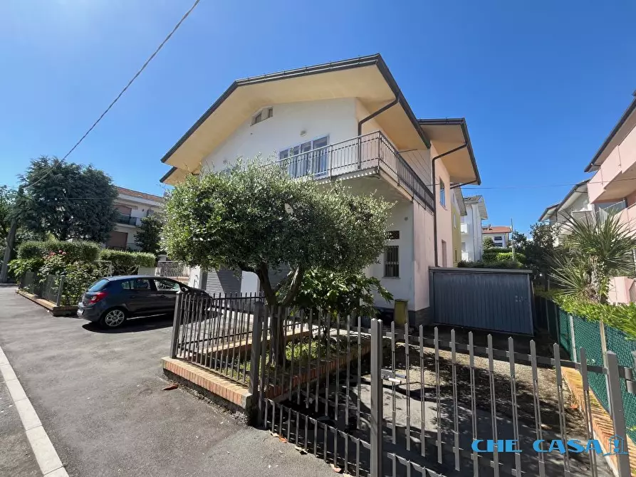 Immagine 2 di Villa in vendita  a Riccione