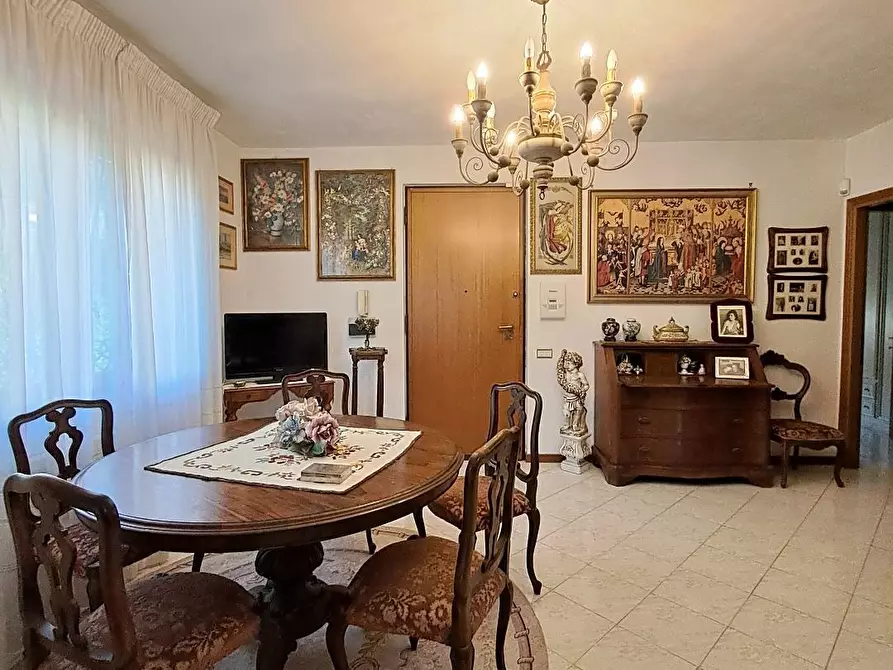 Immagine 1 di Villa in vendita  a Massarosa