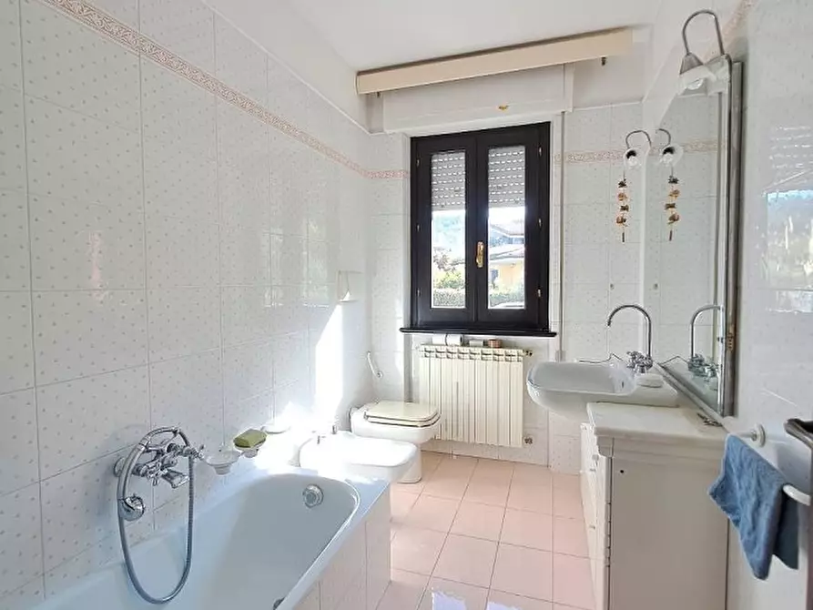 Immagine 9 di Villa in vendita  a Massarosa