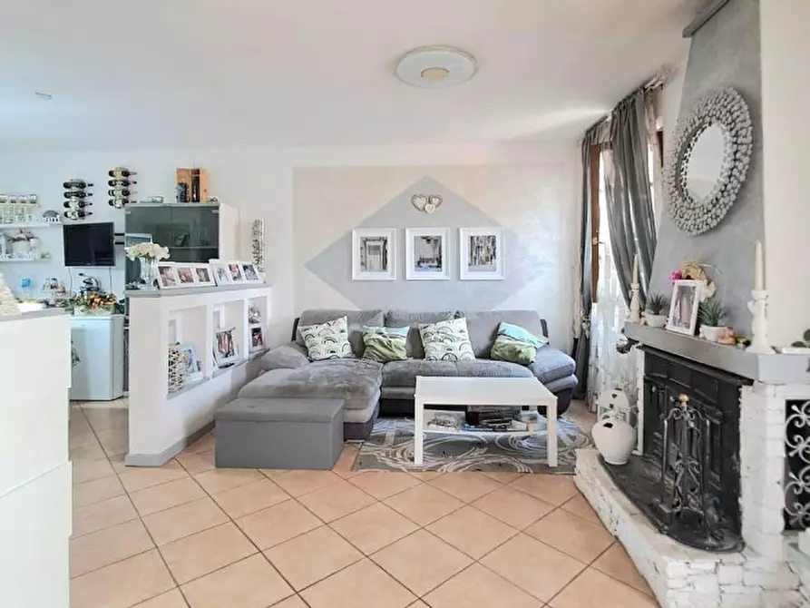 Immagine 2 di Villa in vendita  a Massarosa