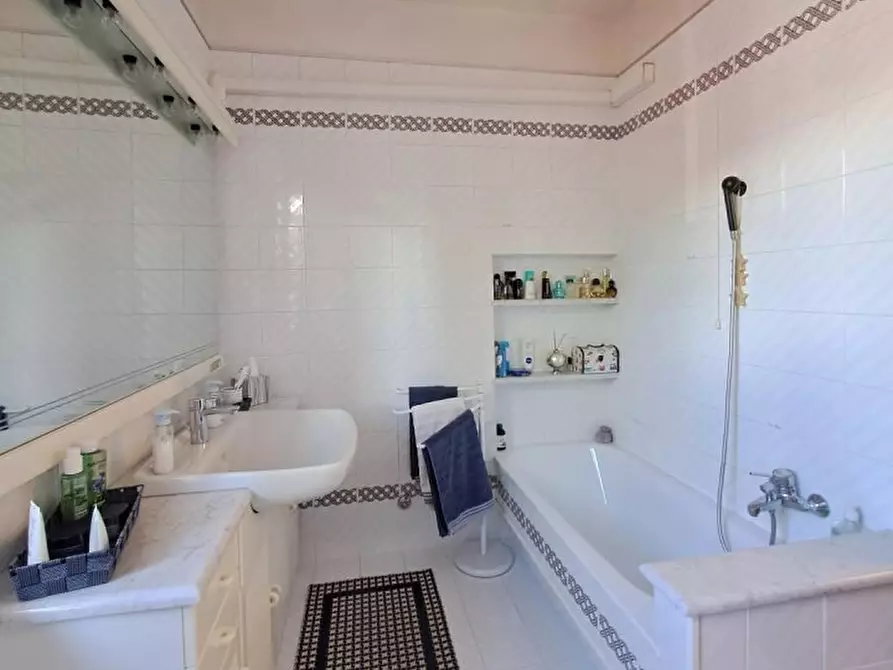 Immagine 10 di Villa in vendita  a Massarosa