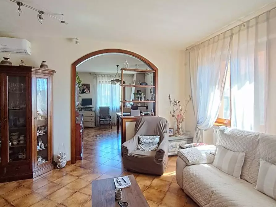 Immagine 2 di Villa in vendita  a Massarosa