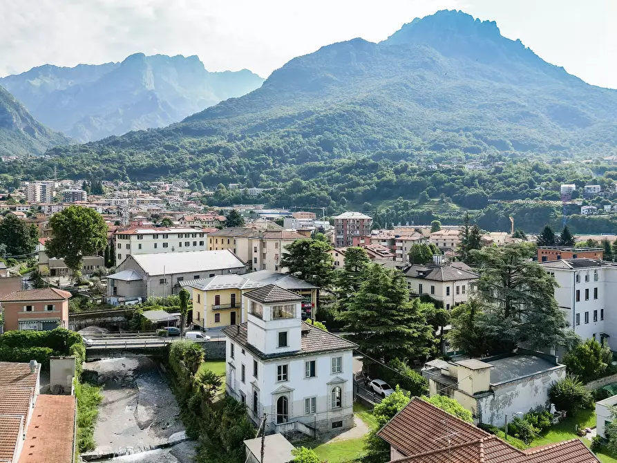 Immagine 1 di Villa in vendita  4 a Mandello Del Lario