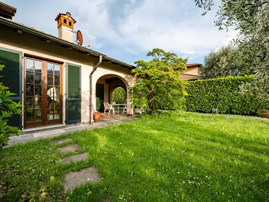 Immagine 2 di Villa in vendita  a Mandello Del Lario