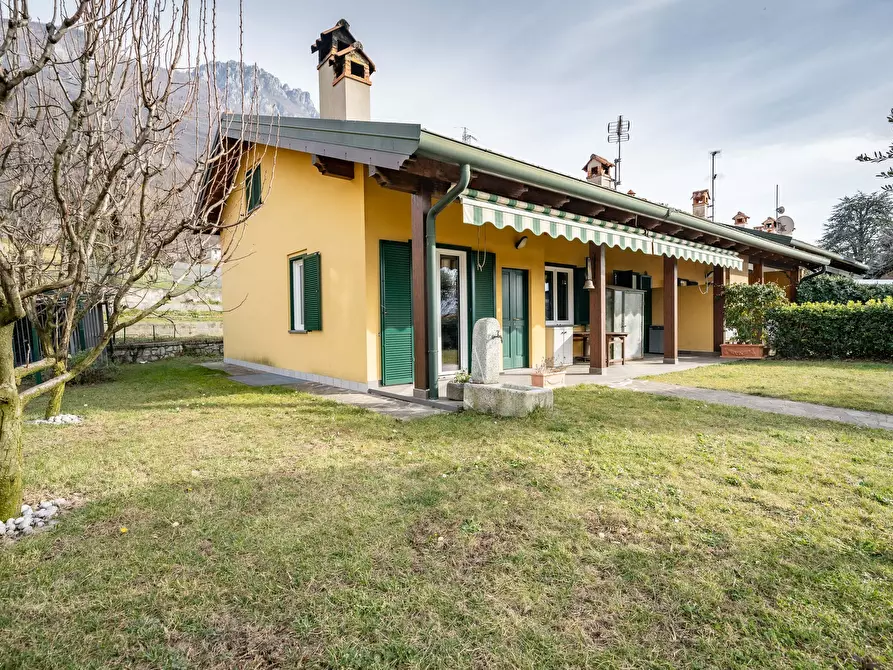 Immagine 1 di Villa in vendita  17 a Mandello Del Lario