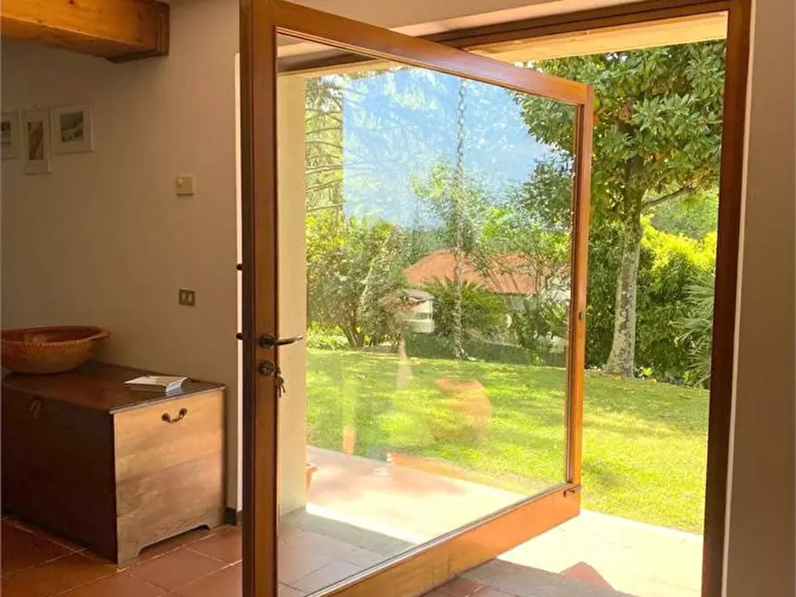 Immagine 1 di Villa in vendita  a Camaiore