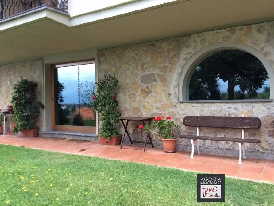 Immagine 1 di Villa in vendita  a Camaiore