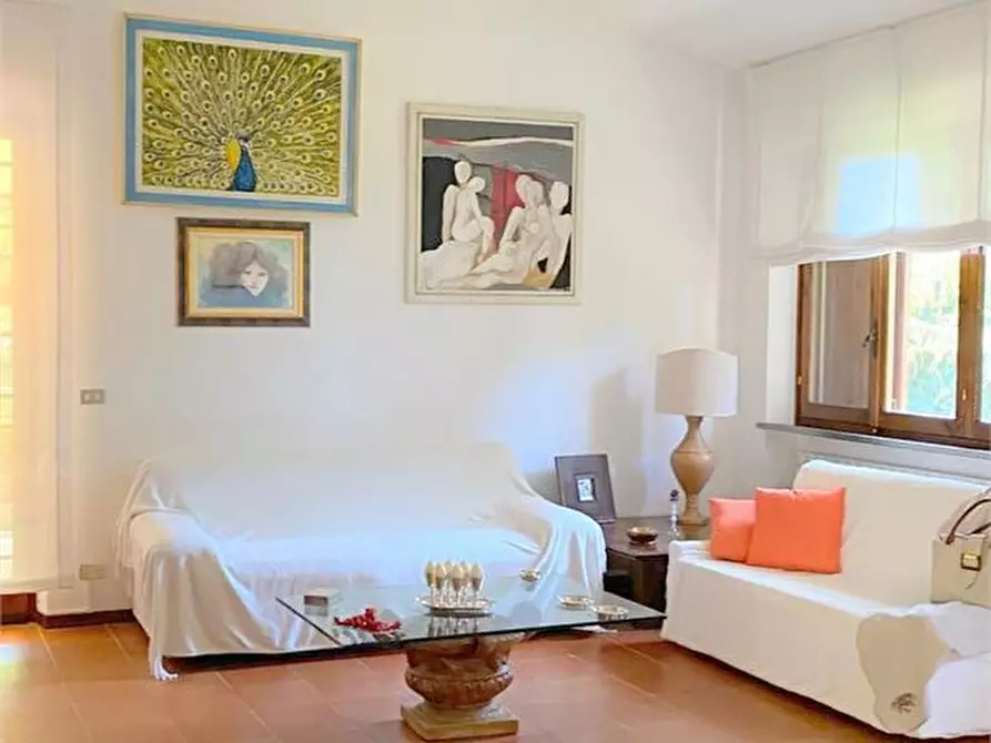 Immagine 6 di Villa in vendita  a Camaiore
