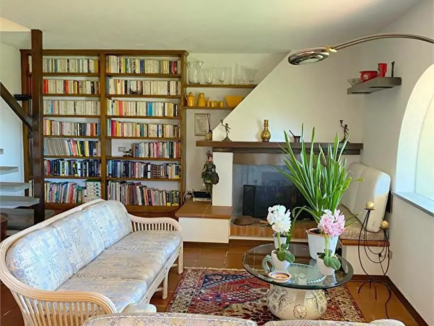 Immagine 2 di Villa in vendita  a Camaiore
