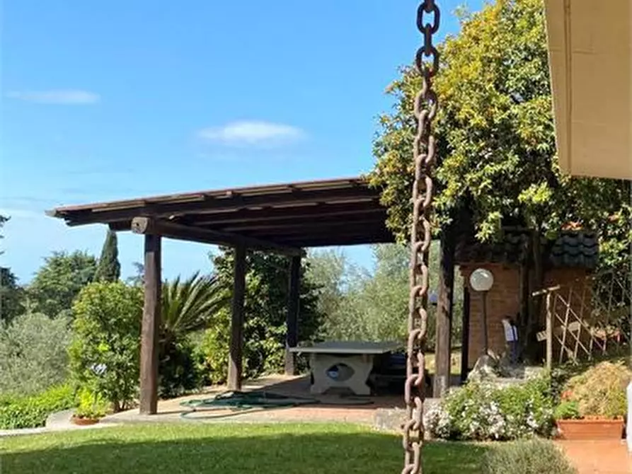Immagine 10 di Villa in vendita  a Camaiore