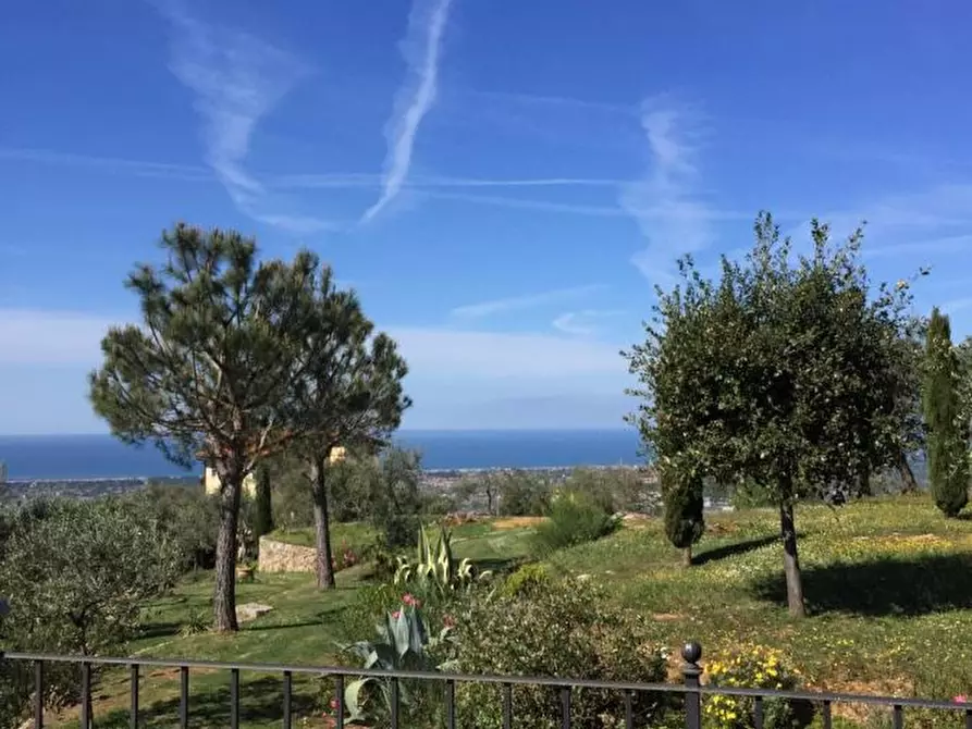 Immagine 1 di Villa in vendita  a Camaiore
