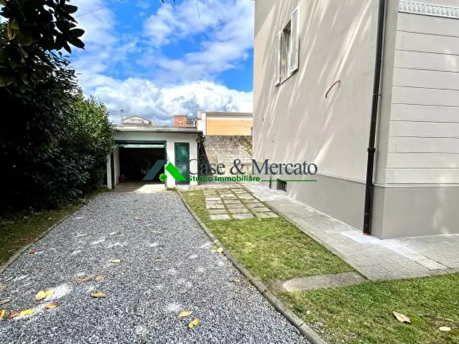 Immagine 4 di Villa in vendita  a Lucca