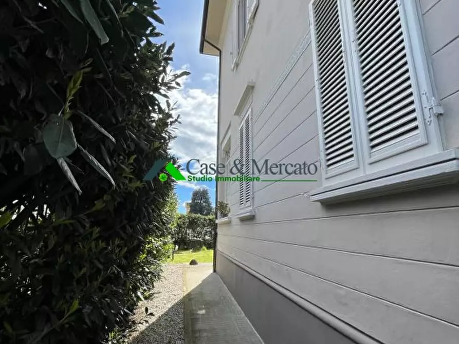 Immagine 10 di Villa in vendita  a Lucca