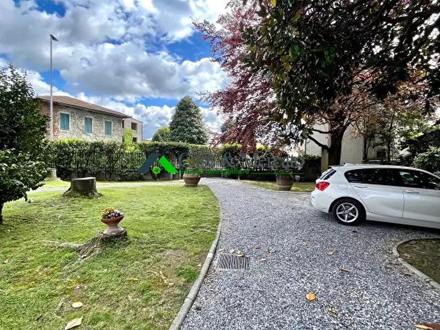 Immagine 5 di Villa in vendita  a Lucca