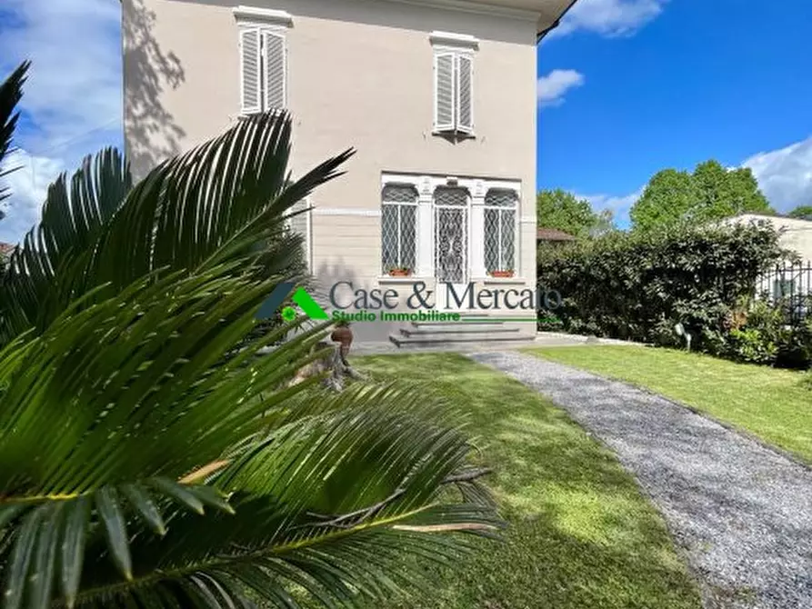 Immagine 2 di Villa in vendita  a Lucca