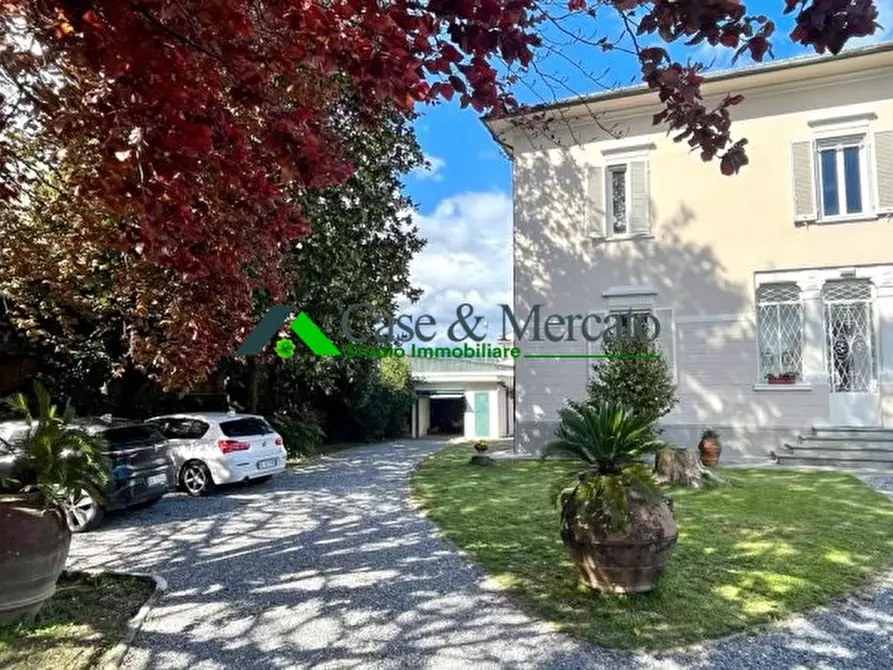 Immagine 1 di Villa in vendita  a Lucca