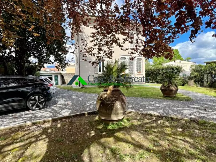 Immagine 3 di Villa in vendita  a Lucca