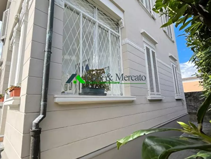 Immagine 8 di Villa in vendita  a Lucca