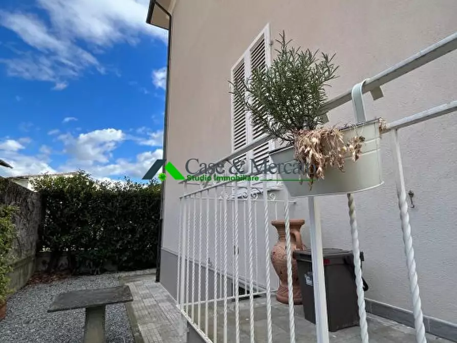 Immagine 9 di Villa in vendita  a Lucca