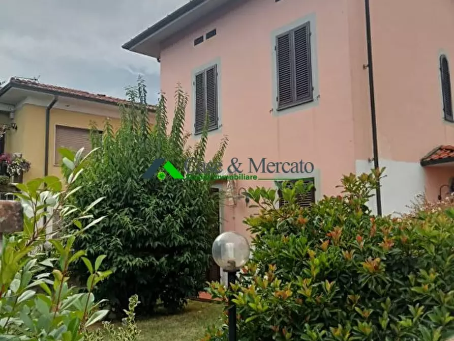 Immagine 10 di Villa in vendita  a Lucca