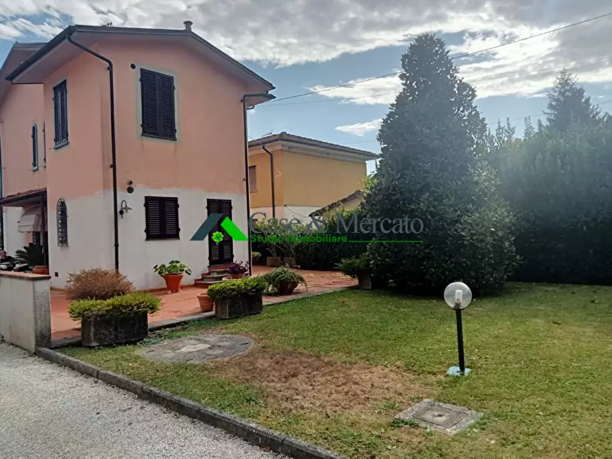 Immagine 1 di Villa in vendita  a Lucca