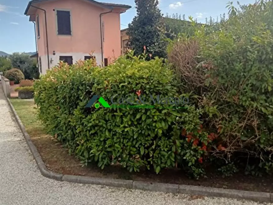 Immagine 6 di Villa in vendita  a Lucca