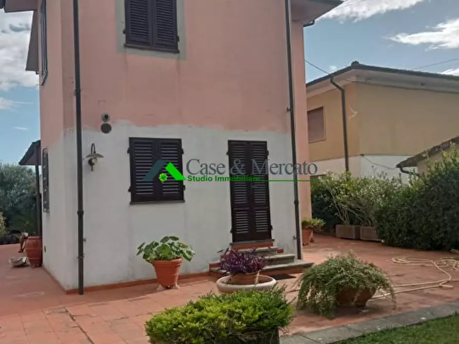 Immagine 2 di Villa in vendita  a Lucca