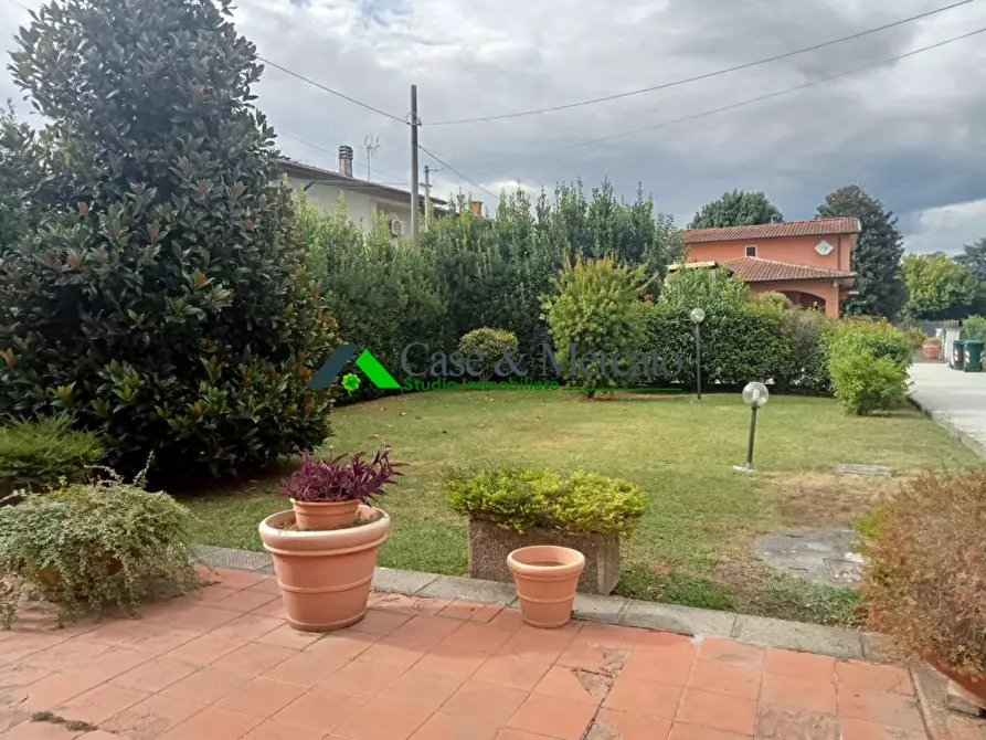 Immagine 3 di Villa in vendita  a Lucca