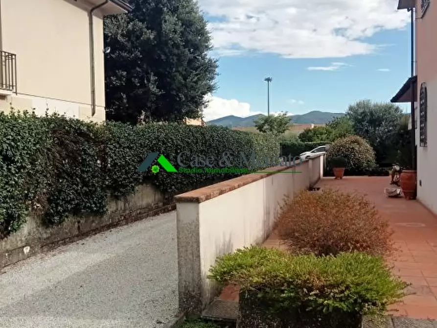 Immagine 5 di Villa in vendita  a Lucca