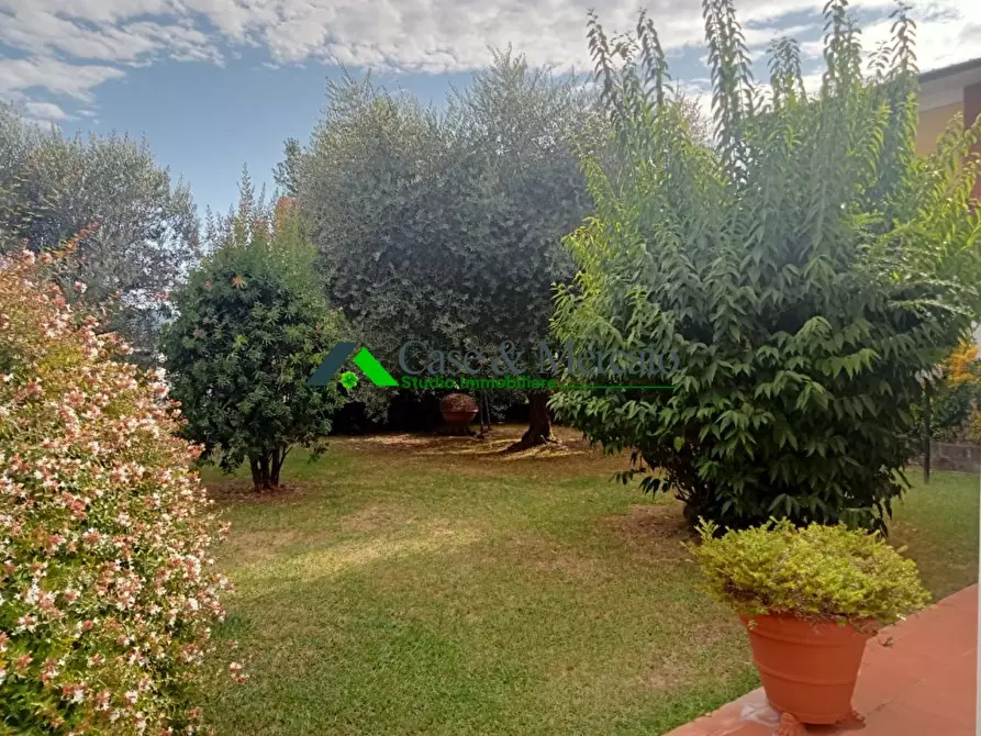 Immagine 7 di Villa in vendita  a Lucca