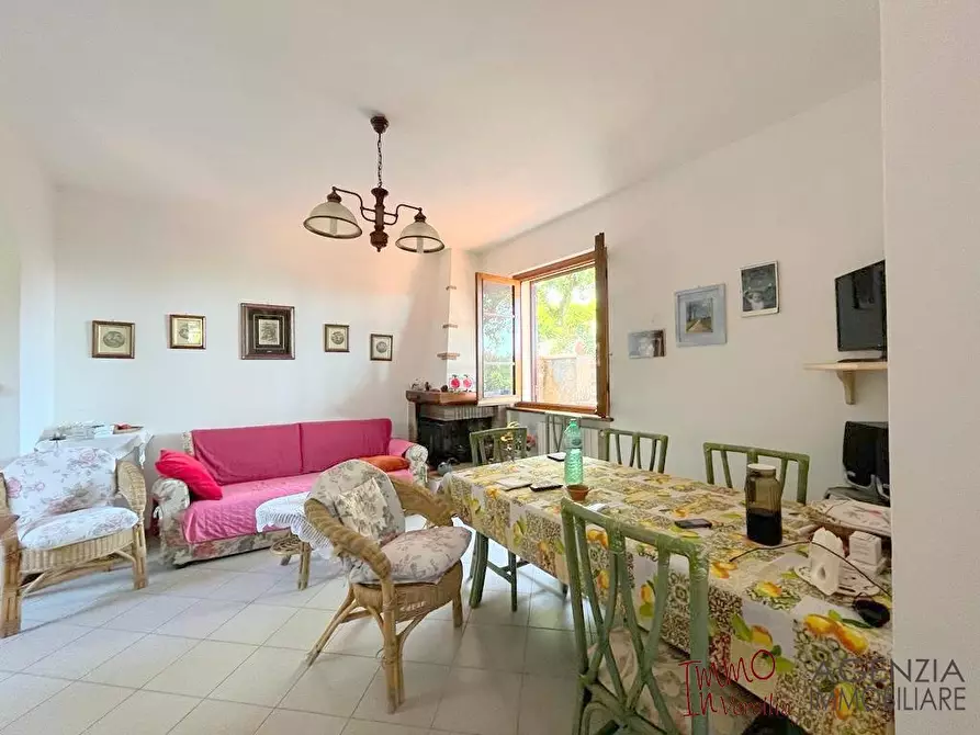 Immagine 2 di Villa in vendita  a Massarosa