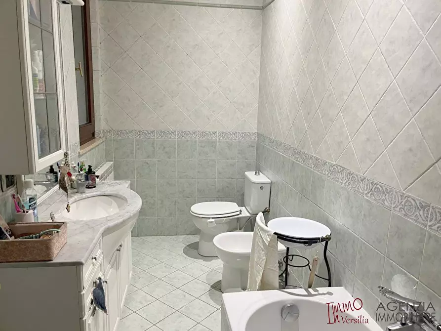 Immagine 7 di Villa in vendita  a Massarosa