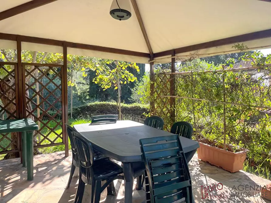 Immagine 1 di Villa in vendita  a Massarosa