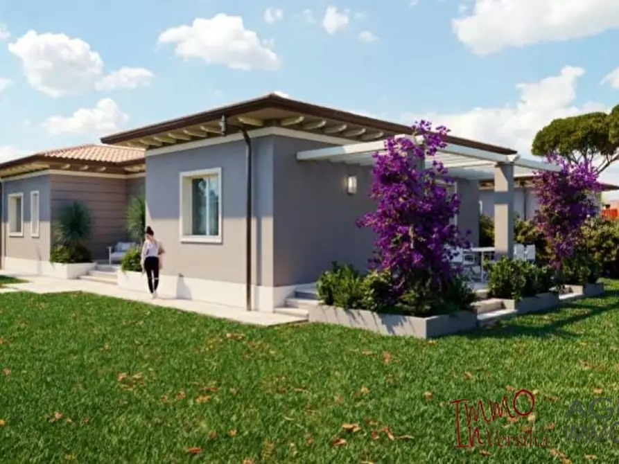 Immagine 2 di Villa in vendita  a Pietrasanta