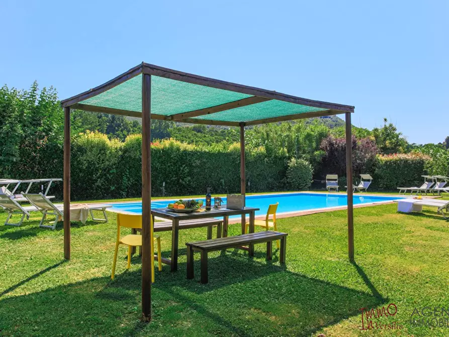 Immagine 4 di Villa in vendita  a Lucca