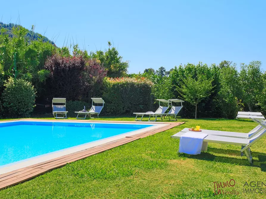 Immagine 3 di Villa in vendita  a Lucca