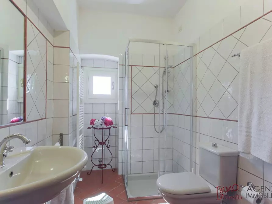 Immagine 6 di Villa in vendita  a Lucca