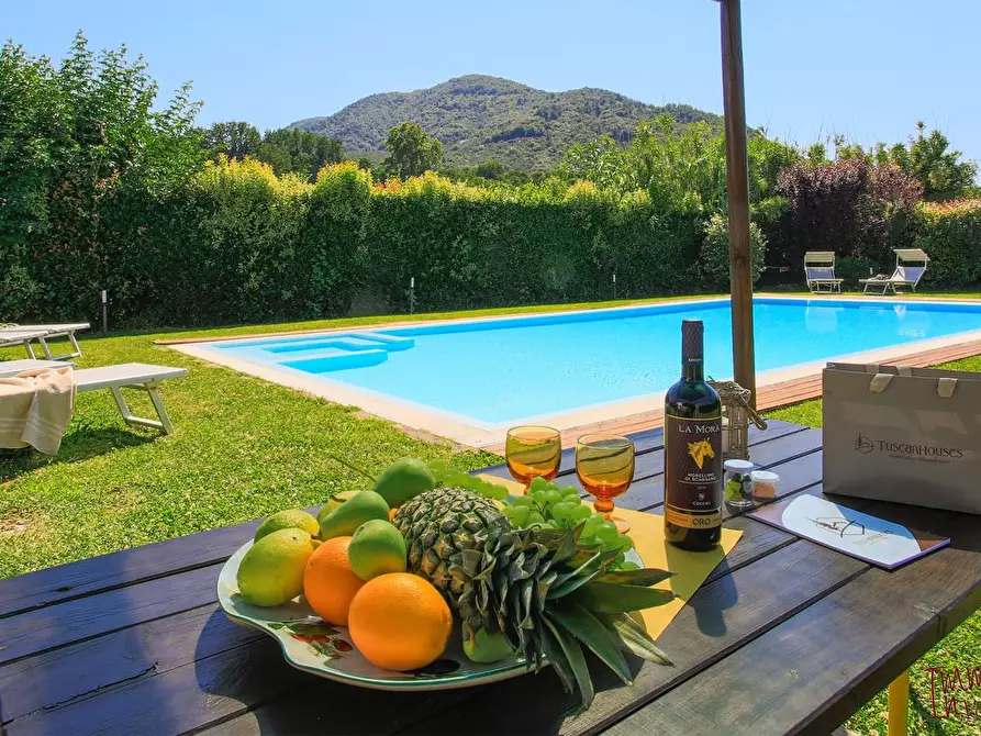 Immagine 2 di Villa in vendita  a Lucca