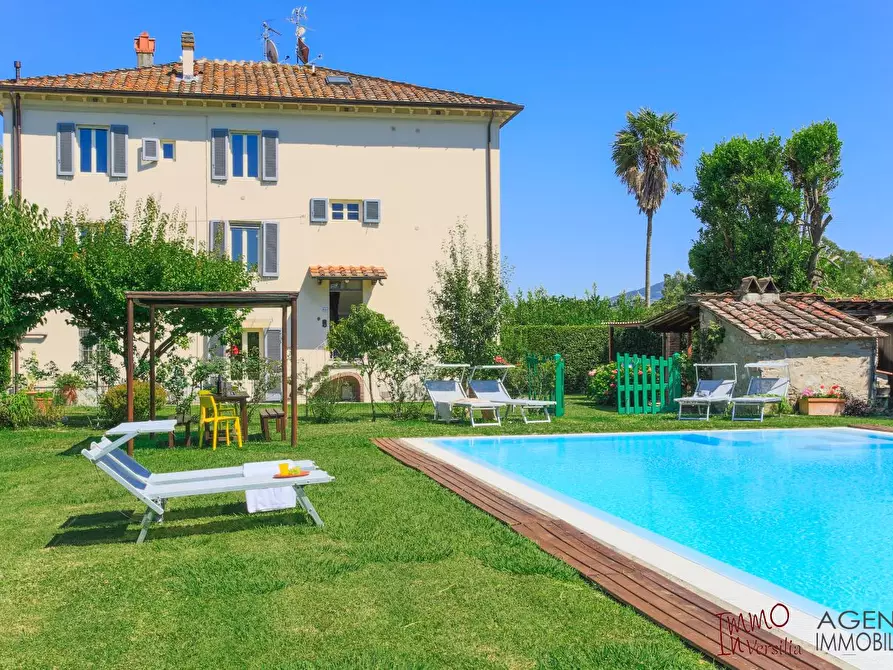 Immagine 1 di Villa in vendita  a Lucca