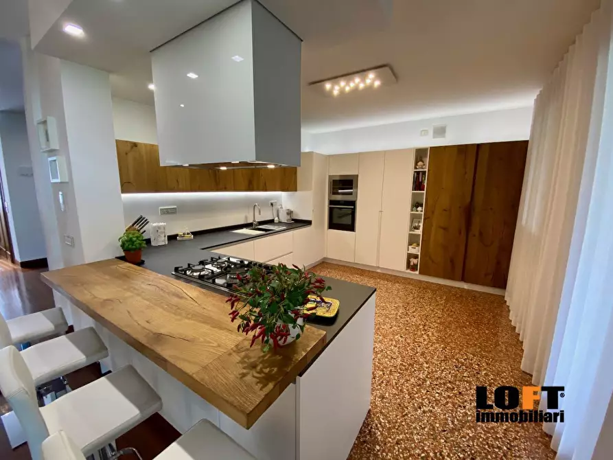 Immagine 1 di Villa in vendita  a Selvazzano Dentro