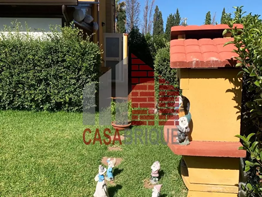 Immagine 9 di Villa in vendita  snc a Campofelice Di Roccella