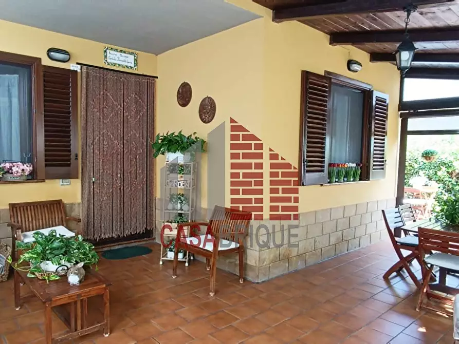 Immagine 1 di Villa in vendita  snc a Campofelice Di Roccella