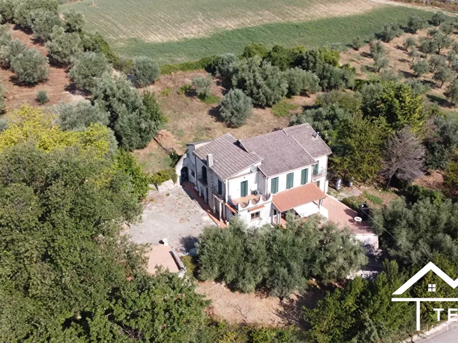 Immagine 1 di Villa in vendita  a Tarano