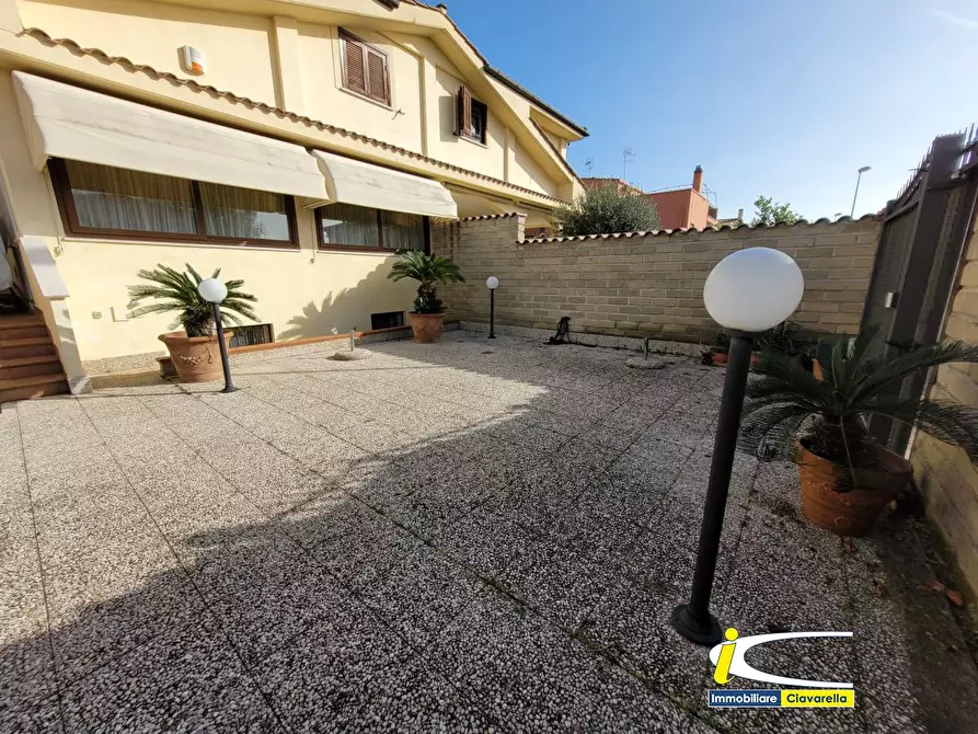 Immagine 2 di Villa in vendita  a Ladispoli