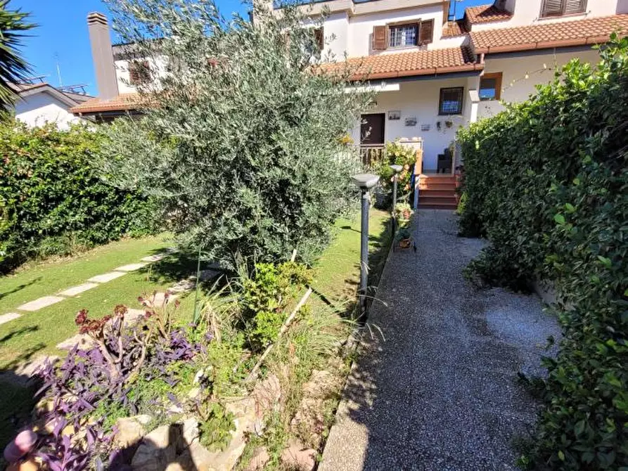 Immagine 2 di Villa in vendita  a Ladispoli