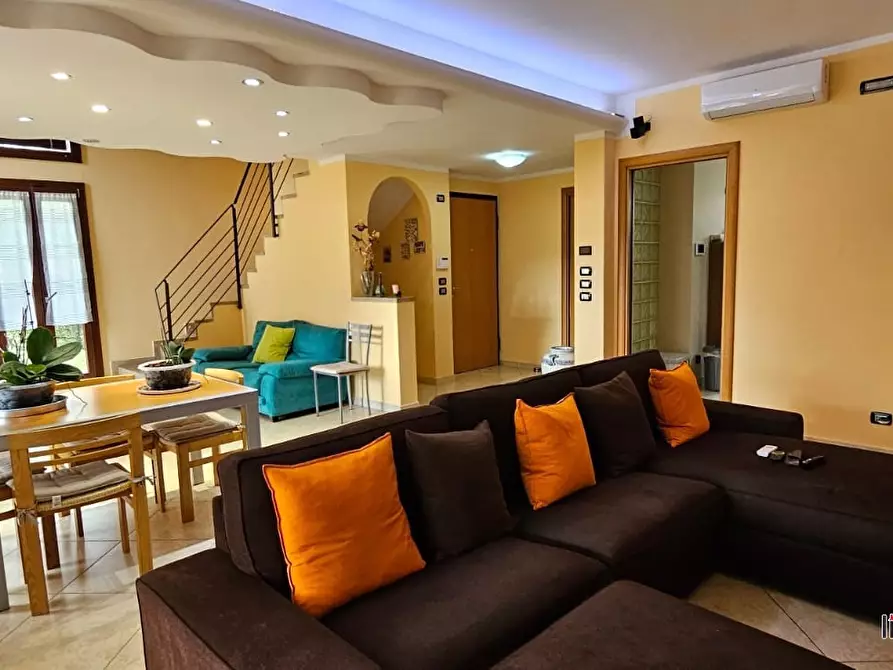 Immagine 3 di Villa in vendita  a Monteriggioni