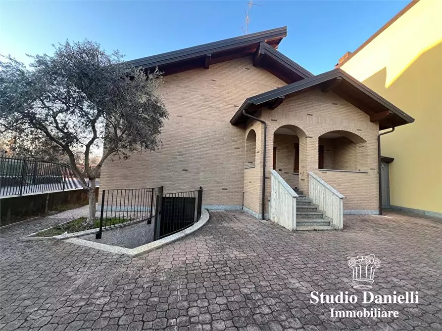 Immagine 3 di Villa in vendita  20 a Carate Brianza